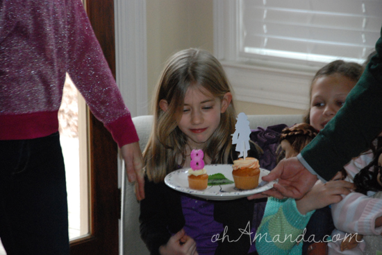 A super cute American Girl doll party! // via ohAmanda.com